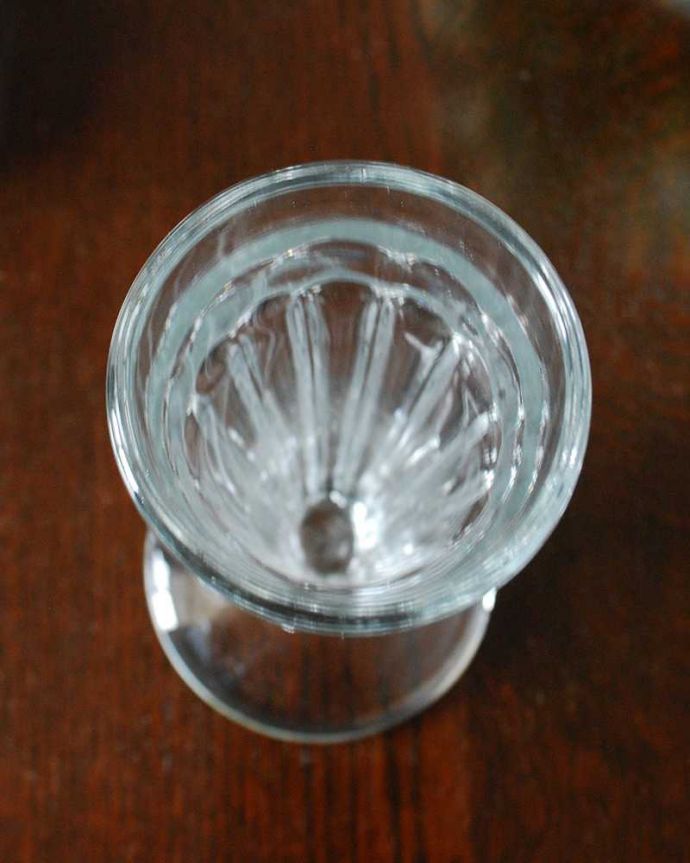 アンティーク 雑貨のガラス小物　アンティーク雑貨　脚付きのフラワーベース（花器）、アンティークプレスドグラス。上から見て中をチェックアンティークなので多少の欠けやキズがある場合がありますが、使用上問題ありませんのでご了承下さい。(pg-4925)