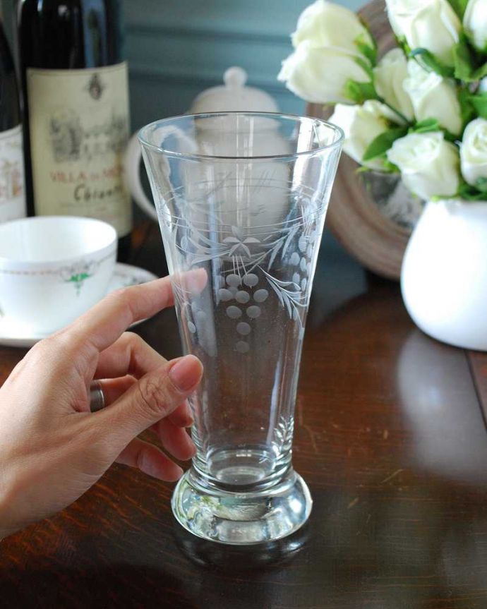 アンティーク 雑貨のガラス小物　アンティーク雑貨　かわいいブドウの実が描かれたフラワーベース、アンティークプレスドグラス。キラキラ輝く美しさ置いておくだけでも絵になるデザイン。(pg-4927)