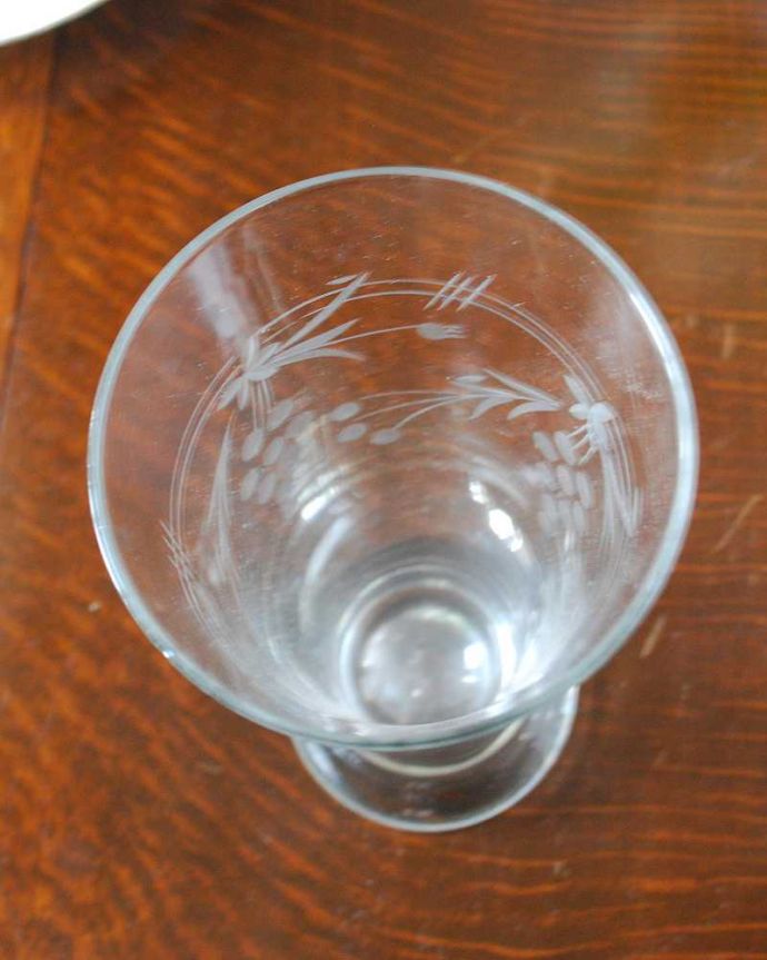 アンティーク 雑貨のガラス小物　アンティーク雑貨　かわいいブドウの実が描かれたフラワーベース、アンティークプレスドグラス。上から見て中をチェックアンティークなので多少の欠けやキズがある場合がありますが、使用上問題ありませんのでご了承下さい。(pg-4927)