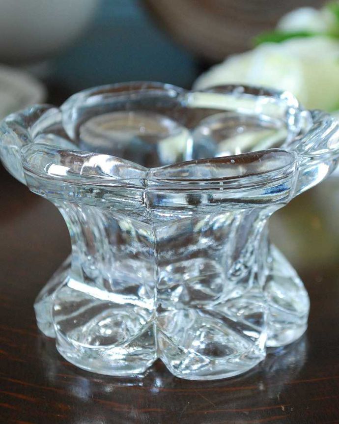 アンティーク 雑貨のガラス小物　アンティーク雑貨　可愛いシルエットのアンティークフラワーベース（一輪挿し）プレスドグラス。もともとは1人用の小さな花器もともとはお花を愛する英国で使われていた、テーブルをセットするとき１人に1個ずつ置くための花入れなんです。(pg-4941)