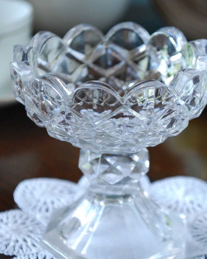 アンティーク 雑貨のガラス小物　アンティーク雑貨　きらきら輝くアンティークのデザートグラス(プレスドグラス)。デザート用に作られた美しいガラスの器食卓で使われたガラスはどれも美しいですが、特にめずらしいデザート用。(pg-4943)