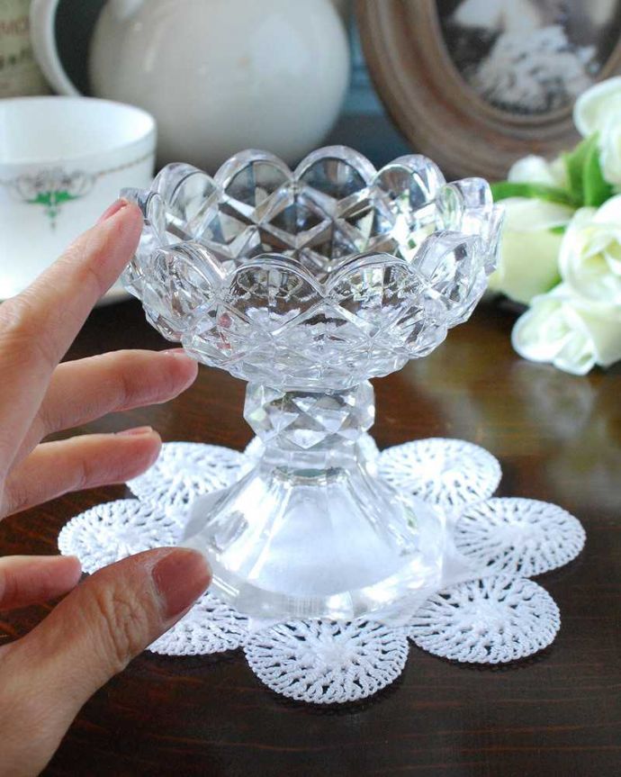 アンティーク 雑貨のガラス小物　アンティーク雑貨　きらきら輝くアンティークのデザートグラス(プレスドグラス)。どれも個性的で美しい形が個性的なデザート用のグラス。(pg-4943)