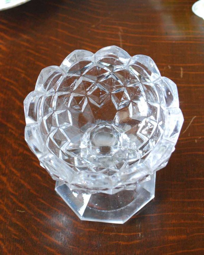アンティーク 雑貨のガラス小物　アンティーク雑貨　きらきら輝くアンティークのデザートグラス(プレスドグラス)。上から見るとこんな形アンティークなので多少のキズやカケがある場合はありますが、使用上問題はありませんのでご了承下さい。(pg-4943)