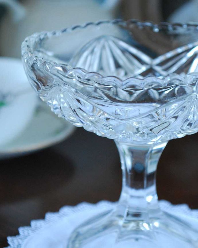 アンティーク 雑貨のガラス小物　アンティーク雑貨　カッティングが華やかなアンティークのデザートグラス(プレスドグラス)。デザート用に作られた美しいガラスの器食卓で使われたガラスはどれも美しいですが、特にめずらしいデザート用。(pg-4944)