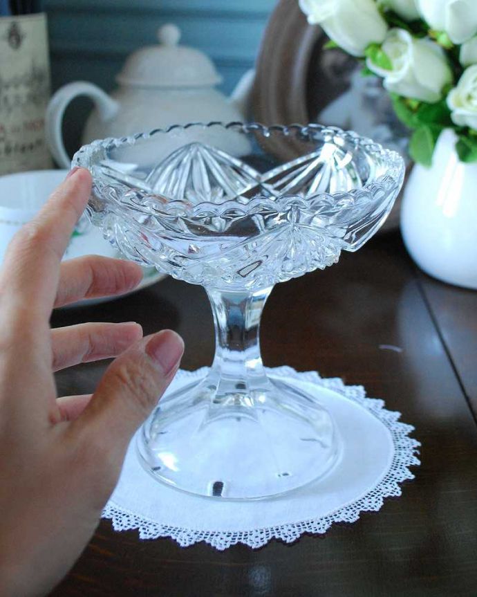アンティーク 雑貨のガラス小物　アンティーク雑貨　カッティングが華やかなアンティークのデザートグラス(プレスドグラス)。個性的で美しいフォルム形が個性的なデザート用のグラス。(pg-4944)