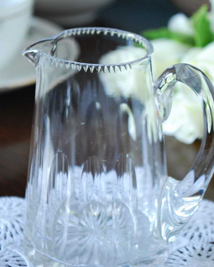 アンティーク 雑貨のガラス小物　アンティーク雑貨　ティータイムの時間が楽しくなる、アンティークプレスドグラスのミルクポット。英国スタイルのティータイムに欠かせないミルクピッチャー紅茶を愛する英国でお茶の時間に欠かせないミルクティーのために作られたガラスのミルクピッチャーです。(pg-4950)