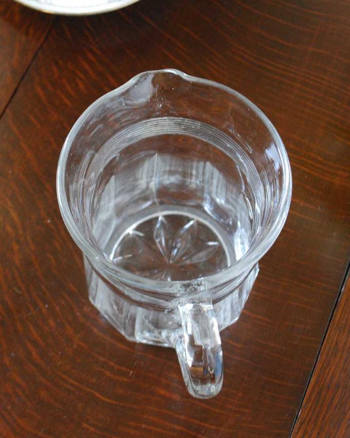 アンティーク 雑貨のガラス小物　アンティーク雑貨　イギリスで見つけたアンティークプレスドグラスのレモネードジャグ（ピッチャー）。上から見るとこんな感じです。(pg-4951)
