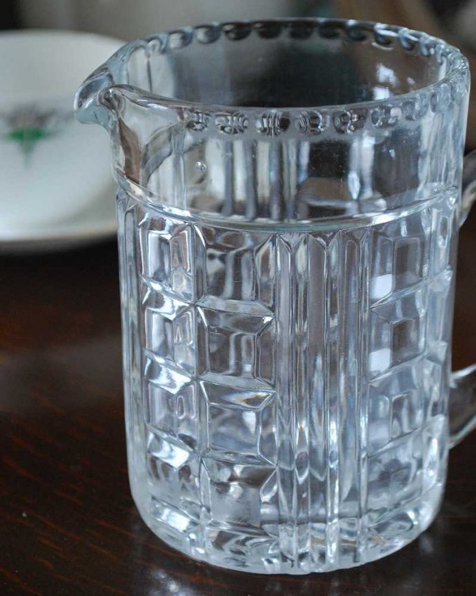 アンティーク 雑貨のガラス小物　アンティーク雑貨　スクエア模様が煌めくアンティークプレスドグラス、ミルクポット。お茶の時間に欠かせないミルクピッチャーミルクティーが大好きな英国人が作ったガラスのミルクピッチャーは、たっぷりミルクが注げるようにサイズが大きめです。(pg-4952)
