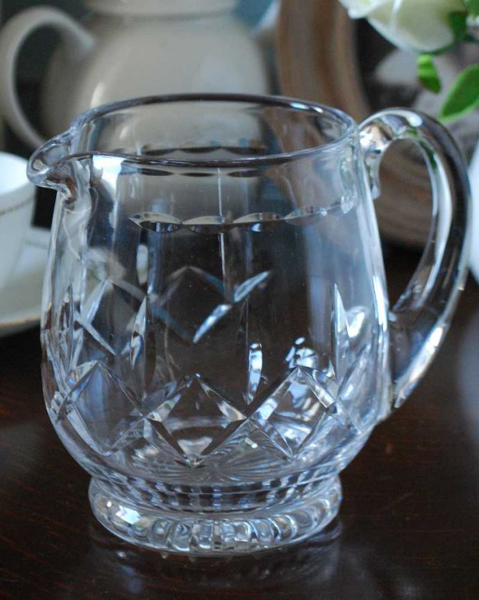 アンティーク 雑貨のガラス小物　アンティーク雑貨　食卓を華やかに演出するアンティークのプレスドグラスピッチャー。英国スタイルのティータイムに欠かせないミルクピッチャー紅茶を愛する英国でお茶の時間に欠かせないミルクティーのために作られたガラスのミルクピッチャーです。(pg-4953)