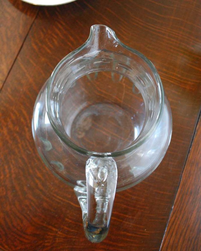 アンティーク 雑貨のガラス小物　アンティーク雑貨　丸みのあるシルエットの美しいアンティークプレスドグラス（レモネードジャグ）。上から見るとこんな感じです。(pg-4954)