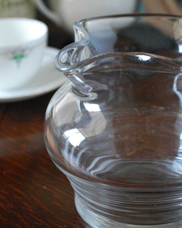 アンティーク 雑貨のガラス小物　アンティーク雑貨　和のテイストにも合うガラスジャグ、アンティーク プレスドグラス。英国の家庭には必ずあるウォータージャグアルコールを飲まない人のためにテーブルの中央にお水を置いて置かれていたウォータージャグ。(pg-4956)