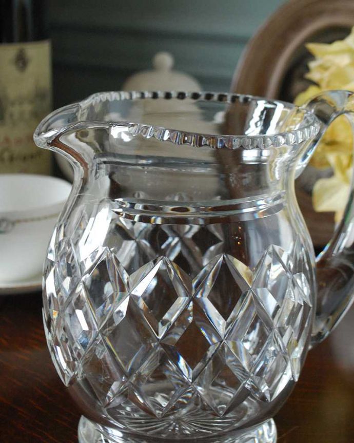 アンティーク 雑貨のガラス小物　アンティーク雑貨　テーブルが華やかになるアンティーク プレスドグラスのウォータージャグ。英国の家庭には必ずあるウォータージャグアルコールを飲まない人のためにテーブルの中央にお水を置いて置かれていたウォータージャグ。(pg-4959)