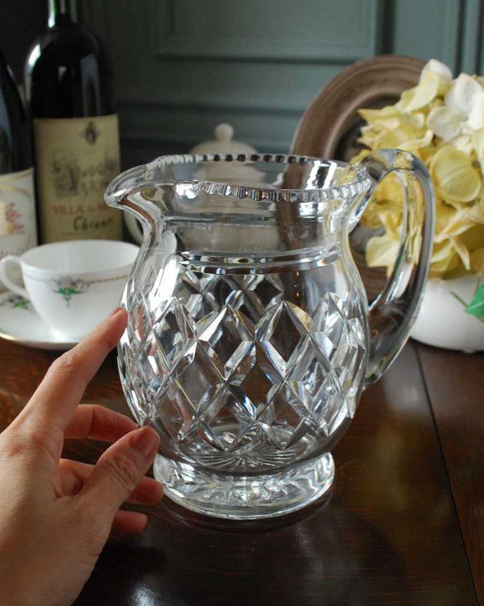 アンティーク 雑貨のガラス小物　アンティーク雑貨　テーブルが華やかになるアンティーク プレスドグラスのウォータージャグ。いろんな使い方が出来ます飲み物を入れるのはもちろんフラワーベースとしても使いやすい便利なサイズです。(pg-4959)