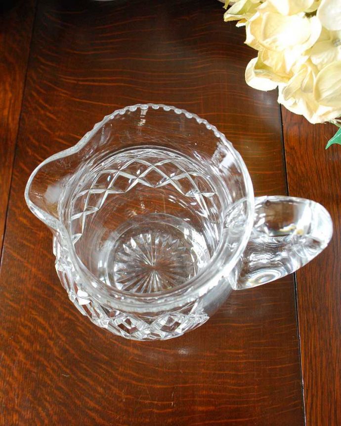 アンティーク 雑貨のガラス小物　アンティーク雑貨　テーブルが華やかになるアンティーク プレスドグラスのウォータージャグ。中を見てみると･･･アンティークなので多少のキズやカケがありますが使用上問題がないものだけをご紹介しています。(pg-4959)