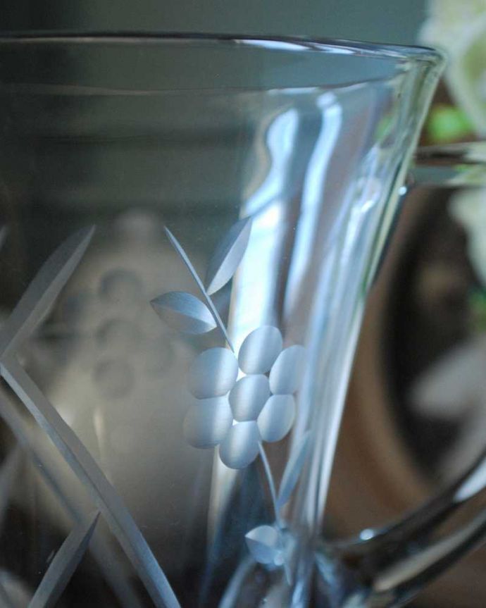 アンティーク 雑貨のガラス小物　アンティーク雑貨　ワンランク上の食卓を演出する、アンティークプレスドグラスのレモネードジャグ（ピッチャー）。憧れのレモネードが似合うジャグシンプルなデザインのレモネードジャグは、春から夏にかけて芝生のグリーンが鮮やかな時期にレモネードを入れて使われていました。(pg-4961)