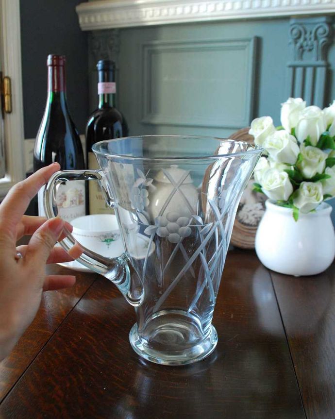 アンティーク 雑貨のガラス小物　アンティーク雑貨　ワンランク上の食卓を演出する、アンティークプレスドグラスのレモネードジャグ（ピッチャー）。いろんな使い方で楽しんで下さい飲み物を入れるのはもちろんフラワーベースとしても使いやすい便利なサイズです。(pg-4961)