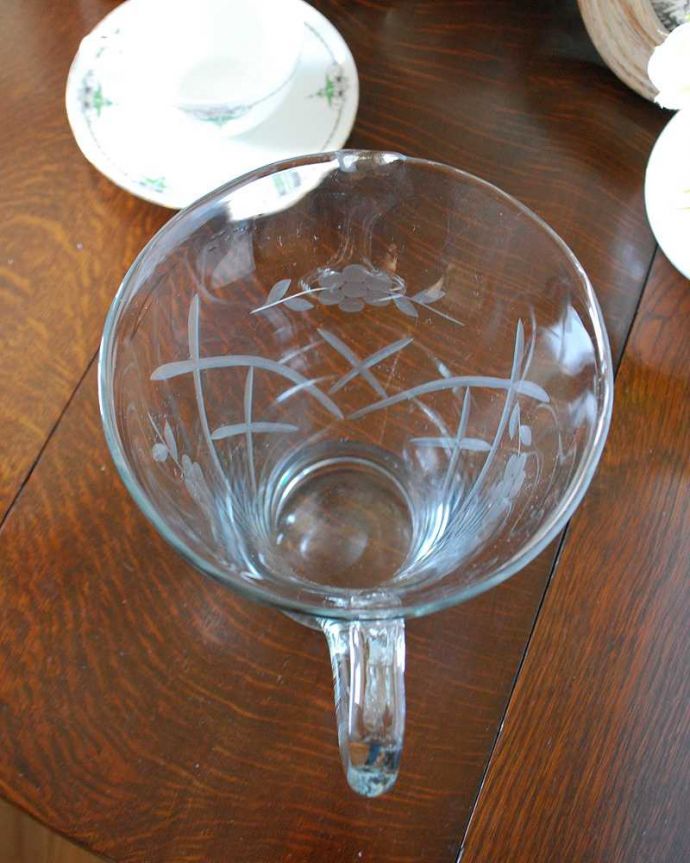 アンティーク 雑貨のガラス小物　アンティーク雑貨　ワンランク上の食卓を演出する、アンティークプレスドグラスのレモネードジャグ（ピッチャー）。上から見るとこんな感じです。(pg-4961)