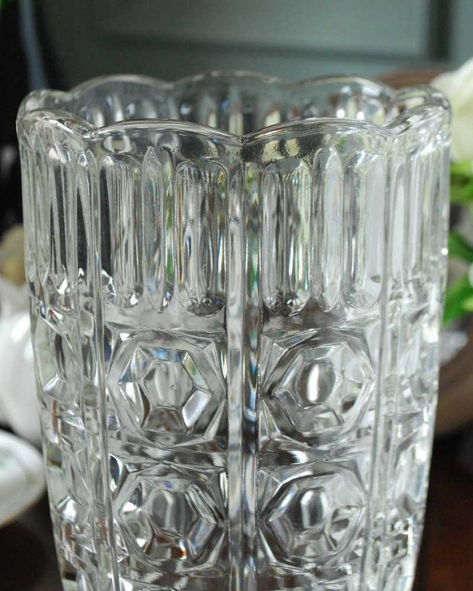 アンティーク 雑貨のガラス小物　アンティーク雑貨　六角形の模様が美しいフラワーベース、アンティークプレスドグラス 。光が入るとキラキラと輝きますサイズが大きなプレスドグラスは、より太陽の光を反射してキラキラと輝きます。(pg-4967)