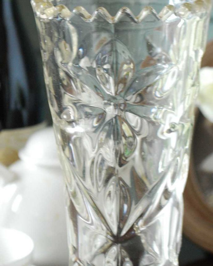 アンティーク 雑貨のガラス小物　アンティーク雑貨　お花が咲いたようなカッティングが美しいアンティークプレスドグラス、フラワーベース。光が入るとキラキラと輝きますサイズが大きなプレスドグラスは、より太陽の光を反射してキラキラと輝きます。(pg-4970)