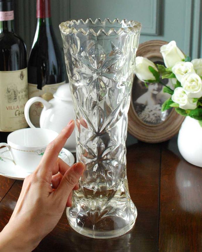 アンティーク 雑貨のガラス小物　アンティーク雑貨　お花が咲いたようなカッティングが美しいアンティークプレスドグラス、フラワーベース。置くだけで華やかな雰囲気大きなサイズの花器は、お家に1つは欲しいアイテム。(pg-4970)