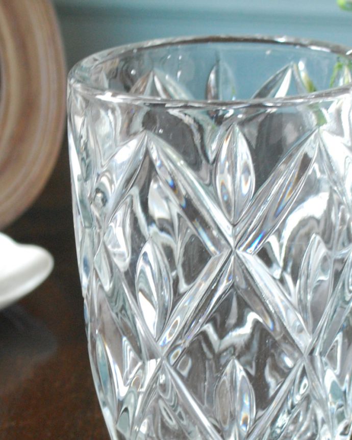 アンティーク 雑貨のガラス小物　アンティーク雑貨　大きなダイヤカットが美しいガラスのフラワーベース（花器）、アンティークプレスドグラス。お花を入れずに眺めているだけで幸せな時間アンティークのガラスは成分が今のものと違うので、置いておくだけでキラキラ輝いて楽しめます。(pg-4972)