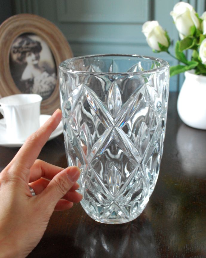 アンティーク 雑貨のガラス小物　アンティーク雑貨　大きなダイヤカットが美しいガラスのフラワーベース（花器）、アンティークプレスドグラス。気軽に使えるフラワーベース英国らしくいろんなサイズが見つかる花器。(pg-4972)