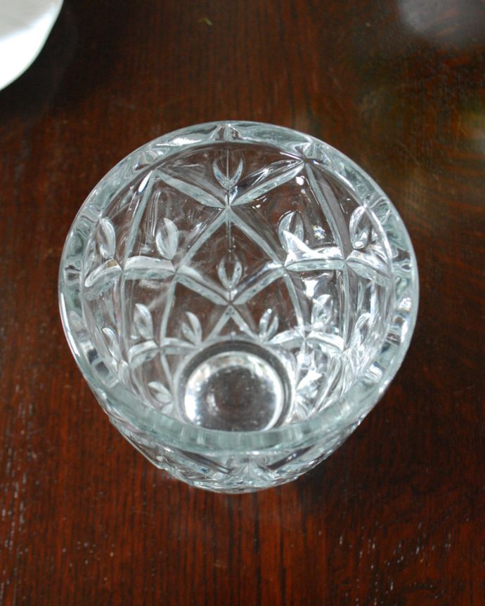アンティーク 雑貨のガラス小物　アンティーク雑貨　大きなダイヤカットが美しいガラスのフラワーベース（花器）、アンティークプレスドグラス。上から見るとこんな感じですアンティークなので、多少の欠け・傷がある場合がありますが、使用上問題はありませんのでご了承下さい。(pg-4972)