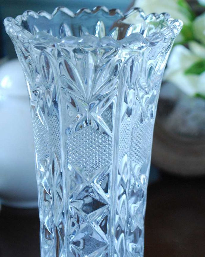 アンティーク 雑貨のガラス小物　アンティーク雑貨　光に当たると特別輝くプレスドグラス、アンティークガラスのフラワーベース。もともとは1人用の小さな花器もともとはお花を愛する英国で使われていた、テーブルをセットするとき１人に1個ずつ置くための花入れなんです。(pg-4973)