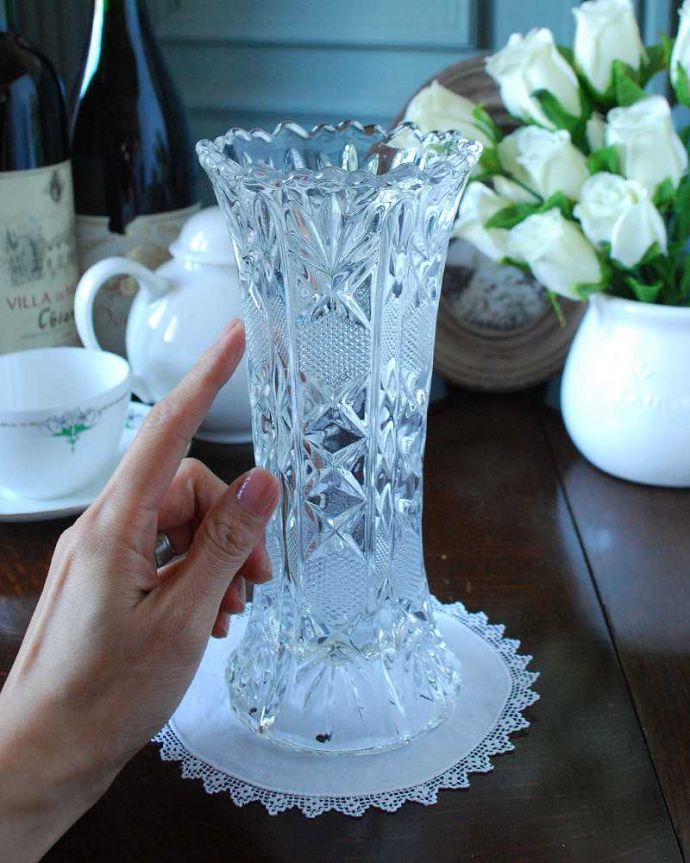 アンティーク 雑貨のガラス小物　アンティーク雑貨　光に当たると特別輝くプレスドグラス、アンティークガラスのフラワーベース。お花を１輪挿すだけ花器が美しいのでどんなお花も１輪挿すだけでパッと華やかなダイニングに。(pg-4973)