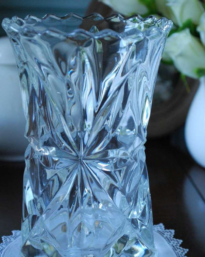アンティーク 雑貨のガラス小物　アンティーク雑貨　優美で美しいフラワーベース（花器）アンティークプレスドグラス。年月を経た味わいあるガラスに昔のガラスは現代のガラスとは成分が違い、大きさのわりにずっしりと重みを感じることが出来ます。(pg-4975)