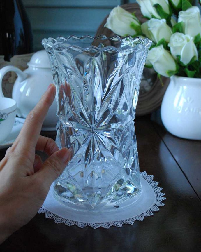 アンティーク 雑貨のガラス小物　アンティーク雑貨　優美で美しいフラワーベース（花器）アンティークプレスドグラス。お花を１輪挿すだけ花器が美しいのでどんなお花も１輪挿すだけでパッと華やかなダイニングに。(pg-4975)