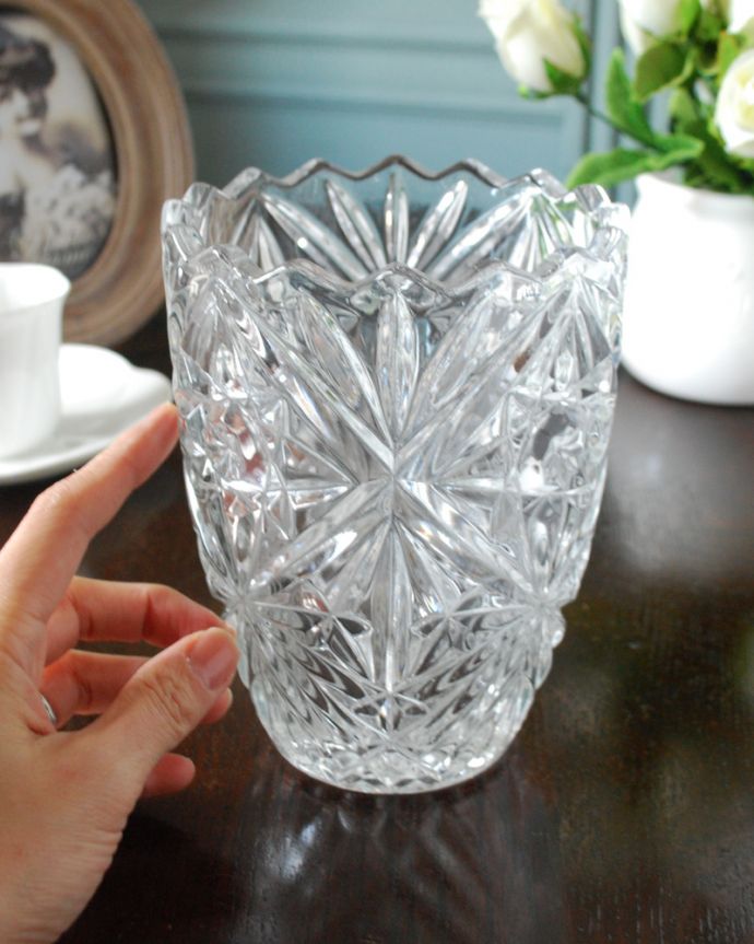 アンティーク 雑貨のガラス小物　アンティーク雑貨　ゴージャスなカッティングのフラワーベース（花器）アンティークプレスドグラス。気軽に使えるフラワーベース英国らしくいろんなサイズが見つかる花器。(pg-4976)