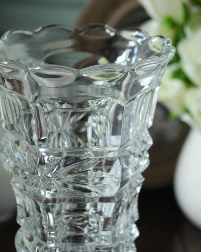 アンティーク 雑貨のガラス小物　アンティーク雑貨　キラキラ輝くイギリスからのガラス雑貨、アンティークプレスドグラス(フラワーベース)。普段の生活にパッと華を添えてくれる小さなアンティーク気軽に使えるアンティークのプレスドグラスの中で、もっとも英国らしいアイテムの花器。(pg-4977)
