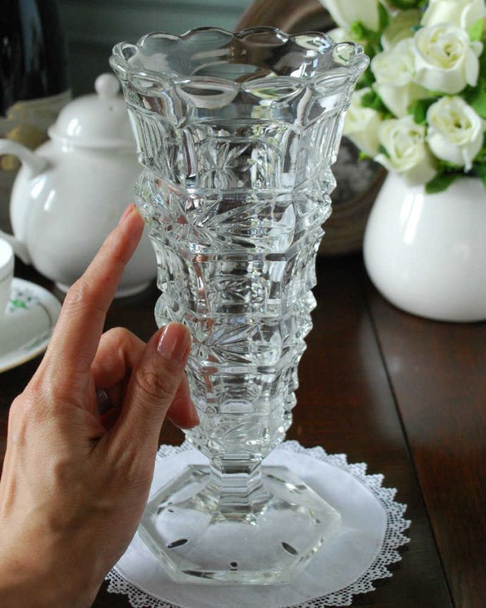 アンティーク 雑貨のガラス小物　アンティーク雑貨　キラキラ輝くイギリスからのガラス雑貨、アンティークプレスドグラス(フラワーベース)。キラキラ輝く美しさ置いておくだけでも絵になる花器。(pg-4977)