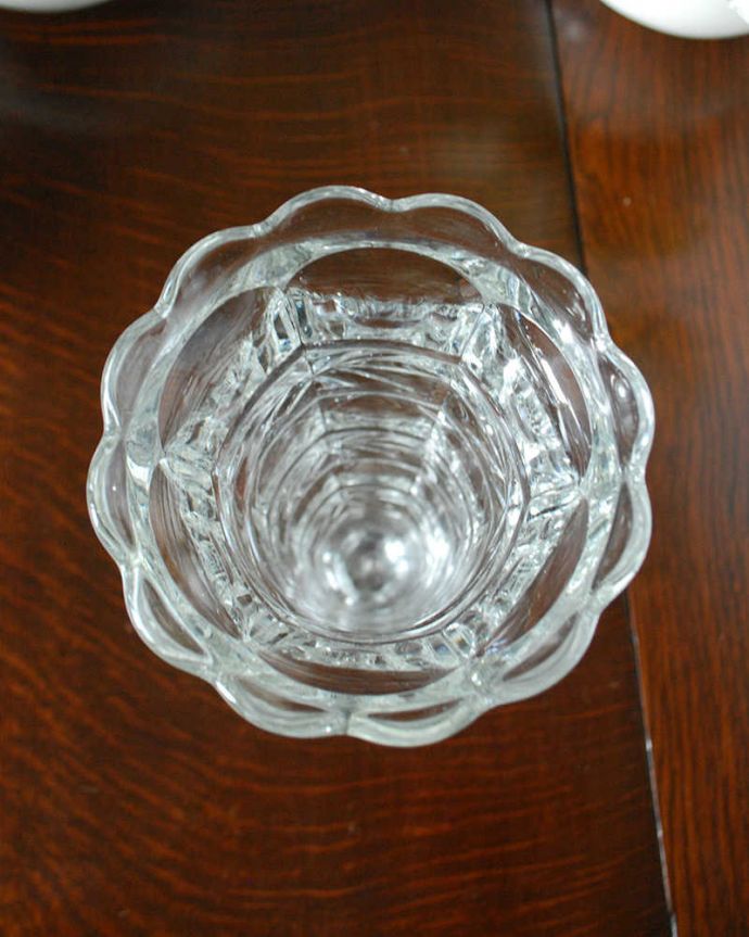 アンティーク 雑貨のガラス小物　アンティーク雑貨　キラキラ輝くイギリスからのガラス雑貨、アンティークプレスドグラス(フラワーベース)。上から見て中をチェックアンティークのガラスはもちろん新品ではないので多少の欠けやキズがある場合がありますが、使用上問題のないものだけを選んできました。(pg-4977)