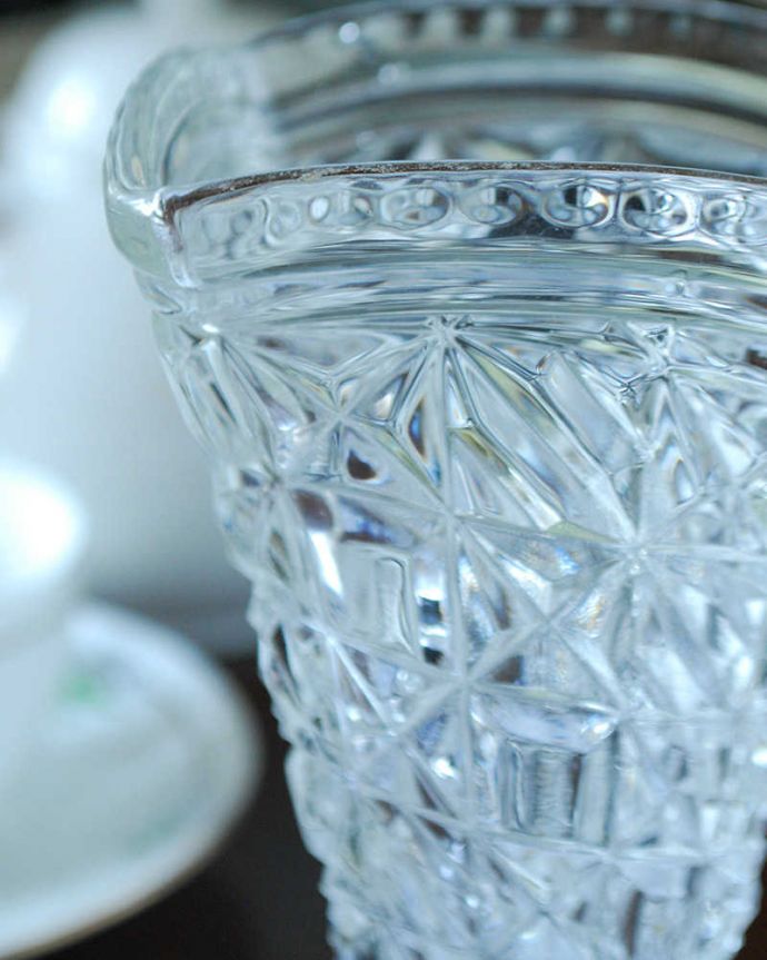 アンティーク 雑貨のガラス小物　アンティーク雑貨　表情豊かなカッティングがあるアンティークプレスドグラスのフラワーベース（花器）。普段の生活にパッと華を添えてくれる小さなアンティーク気軽に使えるアンティークのプレスドグラスの中で、もっとも英国らしいアイテムの花器。(pg-4979)