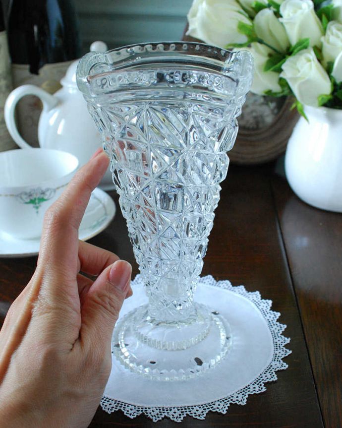 アンティーク 雑貨のガラス小物　アンティーク雑貨　表情豊かなカッティングがあるアンティークプレスドグラスのフラワーベース（花器）。キラキラ輝く美しさ置いておくだけでも絵になる花器。(pg-4979)