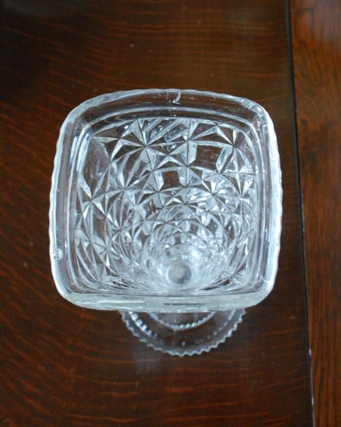 アンティーク 雑貨のガラス小物　アンティーク雑貨　表情豊かなカッティングがあるアンティークプレスドグラスのフラワーベース（花器）。上から見て中をチェックアンティークのガラスはもちろん新品ではないので多少の欠けやキズがある場合がありますが、使用上問題のないものだけを選んできました。(pg-4979)