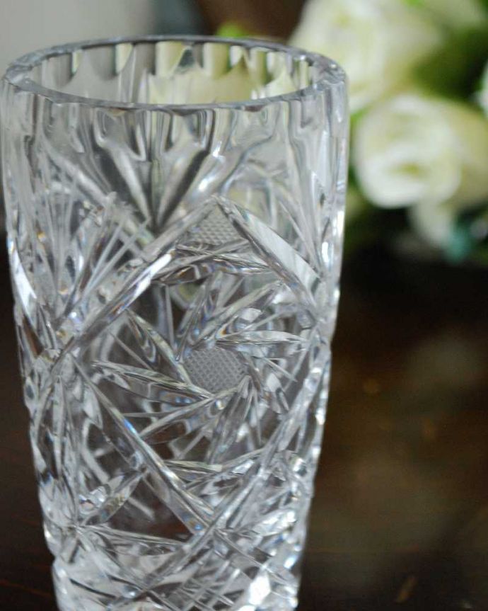 アンティーク 雑貨のガラス小物　アンティーク雑貨　きらきらのカッティングが美しいアンティーク　プレスドグラスのフラワーベース。贅沢な時間が流れる1人用のパーソナル花器1人に1つずつ、お花を入れてテーブルにセットされていたパーソナル花器。(pg-4983)