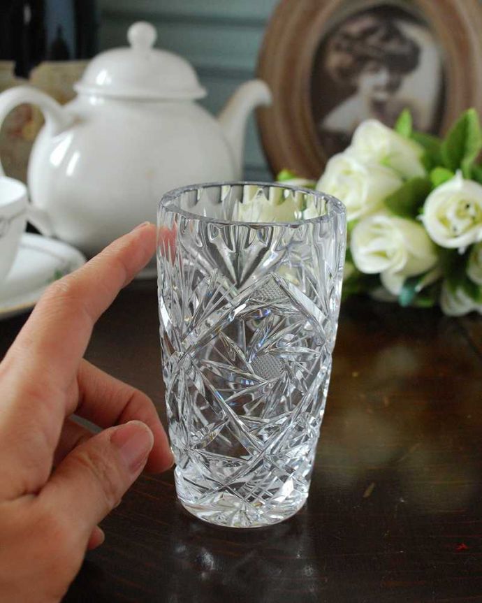 アンティーク 雑貨のガラス小物　アンティーク雑貨　きらきらのカッティングが美しいアンティーク　プレスドグラスのフラワーベース。お花を１輪挿すだけ花器が美しいので１輪挿すだけでパッと華やかになります。(pg-4983)