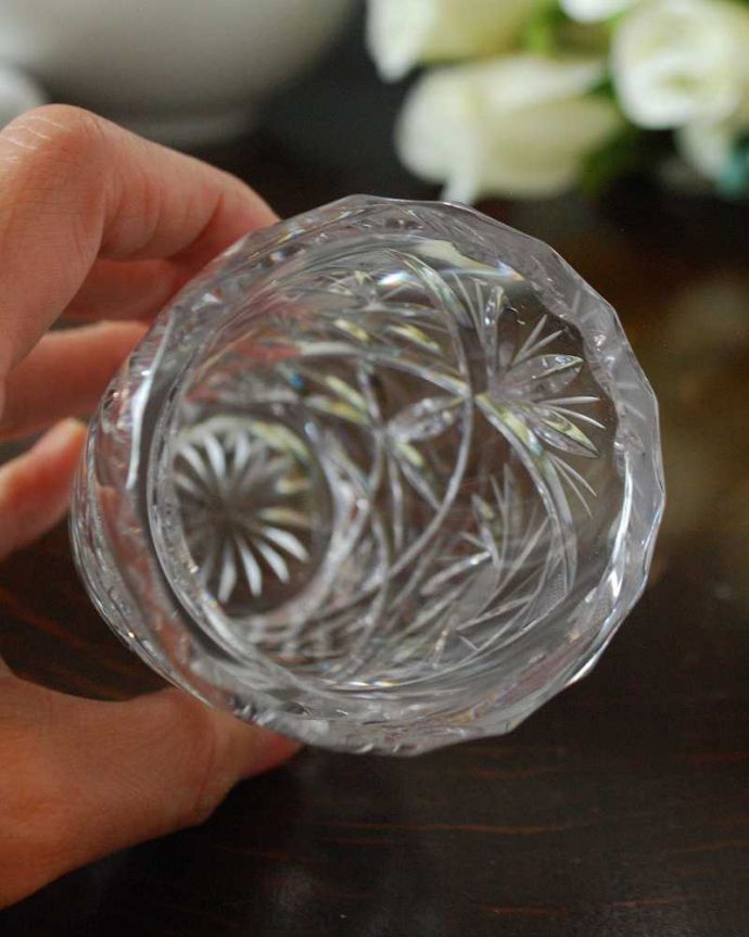 アンティーク 雑貨のガラス小物　アンティーク雑貨　きらきらのカッティングが美しいアンティーク　プレスドグラスのフラワーベース。上から見るとこんな感じですアンティークなので多少のキズ・欠けがある場合がありますが、使用上問題ありませんのでご了承下さい。(pg-4983)