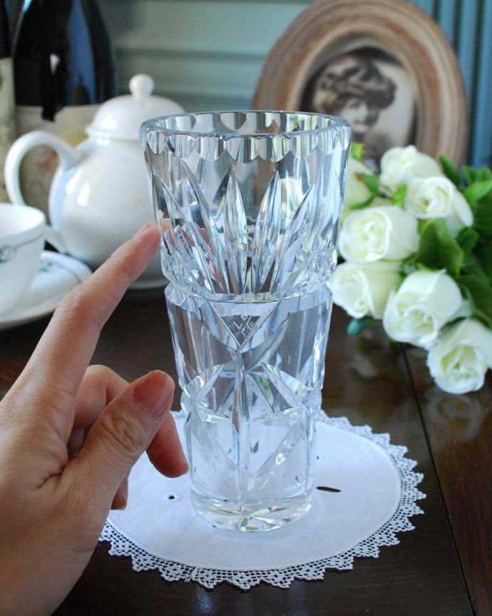 アンティーク 雑貨のガラス小物　アンティーク雑貨　縁取りまで美しいアンティークプレスドグラス、フラワーベース。気軽に使えるフラワーベース英国らしくいろんなサイズが見つかる花器。(pg-4984)