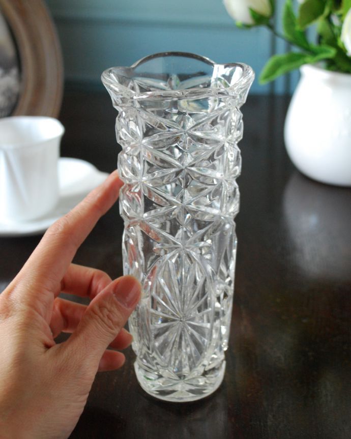 アンティーク 雑貨のガラス小物　アンティーク雑貨　カッティングが美しいフラワーベース、アンティークプレスドグラス。気軽に使えるフラワーベース英国らしくいろんなサイズが見つかる花器。(pg-4987)