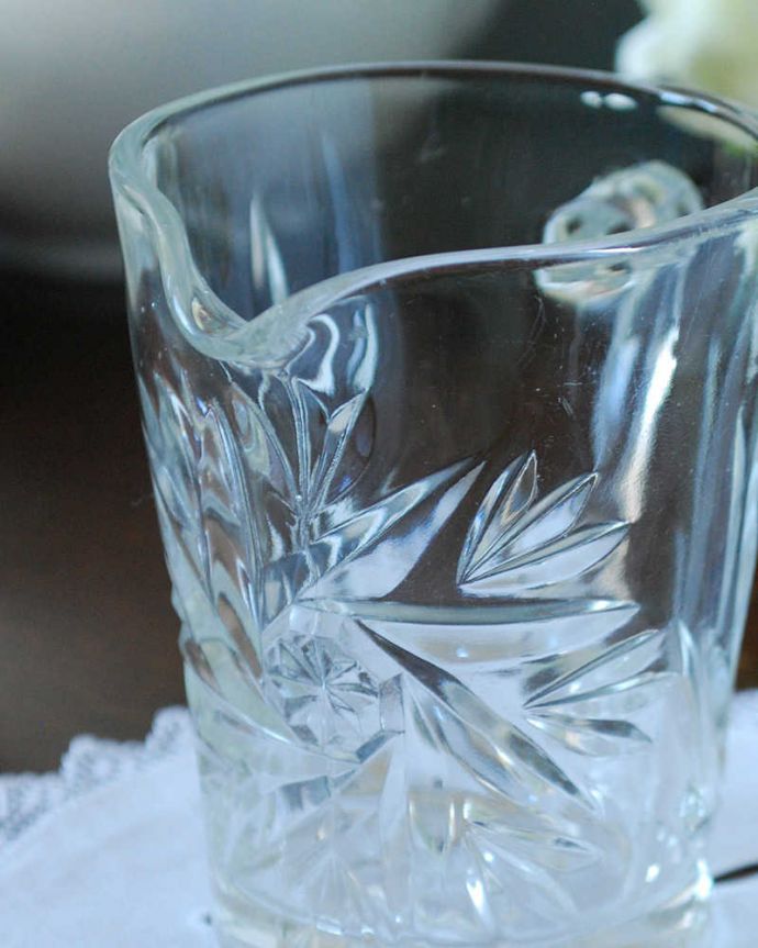 アンティーク 雑貨のガラス小物　アンティーク雑貨　小さくて可愛いガラスのミルクポット、アンティークのプレスドグラス。お茶の時間に欠かせないミルクピッチャーミルクティーが大好きな英国人が作ったガラスのミルクピッチャーは、たっぷりミルクが注げるようにサイズが大きめです。(pg-4989)