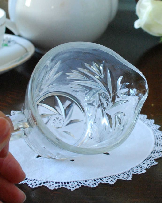 アンティーク 雑貨のガラス小物　アンティーク雑貨　小さくて可愛いガラスのミルクポット、アンティークのプレスドグラス。上から見るとこんな感じです。(pg-4989)
