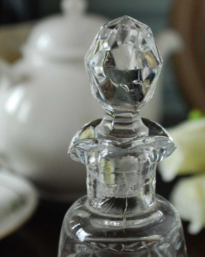 アンティーク 雑貨のガラス小物　アンティーク雑貨　使って楽しむアンティークプレスドグラスのフレグランスボトル。華やかな香りを包む美しい瓶美しいガラスボトルに閉じ込められた華やかな香り。(pg-4991)