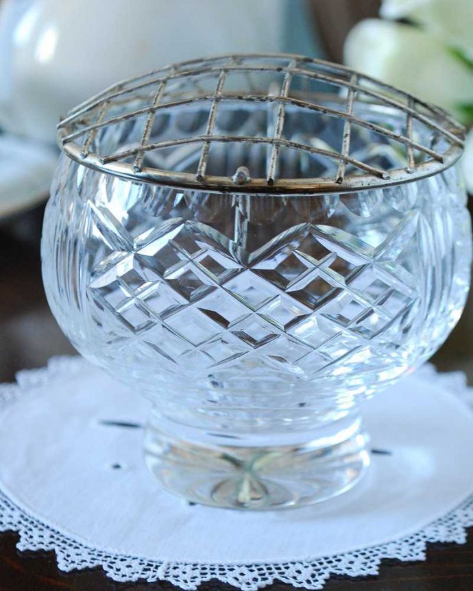 アンティーク 雑貨のガラス小物　アンティーク雑貨　花留め付きのフラワーベース、アンティークプレスドグラスの花器。見つかったらラッキー☆フラワーベース現代では見かける網目の蓋が付いたプレスドグラスのフラワーベース。(pg-4993)