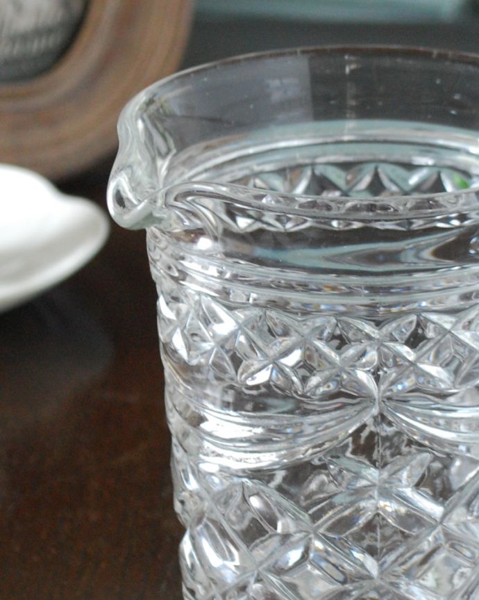 アンティーク 雑貨のガラス小物　アンティーク雑貨　カッティングが華やかなウォータージャグ　アンティークのプレスドグラス。英国の家庭には必ずあるウォータージャグアルコールを飲まない人のためにテーブルの中央にお水を置いて置かれていたウォータージャグ。(pg-4995)