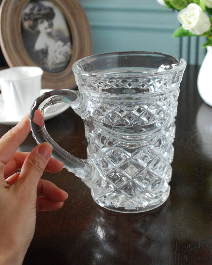 アンティーク 雑貨のガラス小物　アンティーク雑貨　カッティングが華やかなウォータージャグ　アンティークのプレスドグラス。いろんな使い方が出来ます飲み物を入れるのはもちろんフラワーベースとしても使いやすい便利なサイズです。(pg-4995)