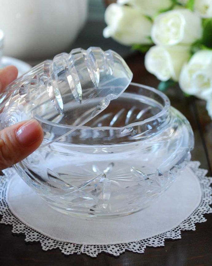 アンティーク 雑貨のガラス小物　アンティーク雑貨　フタ付きアンティークパフボール、丸くて可愛いプレスドグラス。カケがあるのでSALE価格ですカケがありました。(pg-4998)